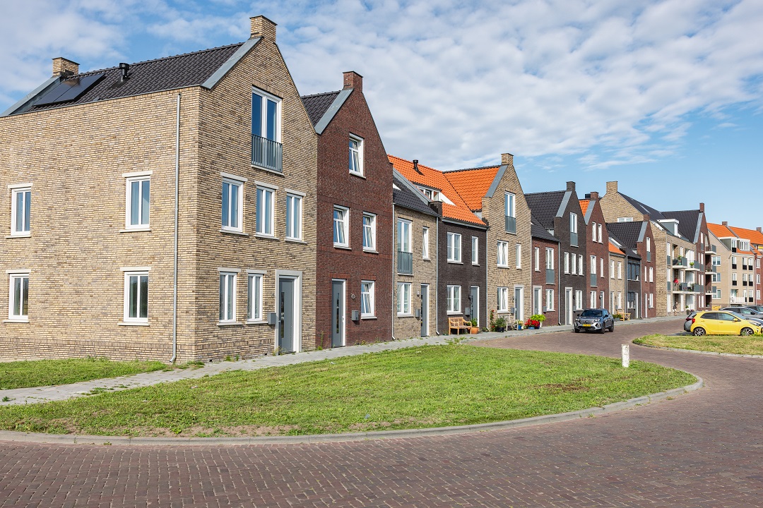 Rijwoningen met uitzicht op het water.