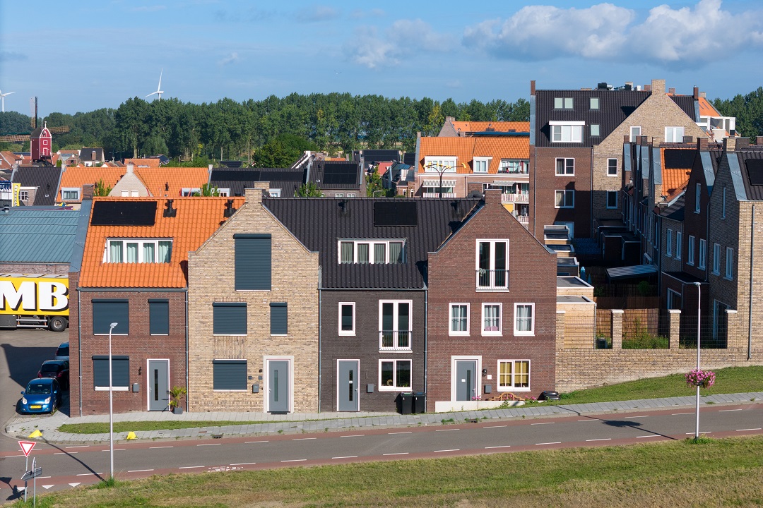 Rijwoningen afwisselend gevelbeeld.